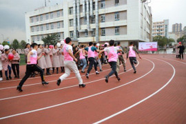 Thầy giáo thi chạy với giày cao gót 8cm nhân dịp 8/3