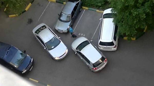 Lái xe khỏi bãi, nữ tài xế đâm móp 4 xe khác