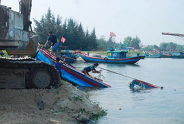 Hai tàu cá ở Quảng Ngãi bị sóng đánh chìm