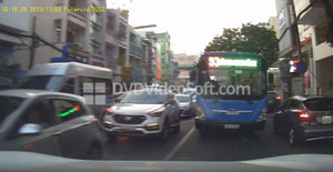 Rùng mình xe buýt lấn làn, suýt tông vào ô tô tại giao lộ ở TP.HCM