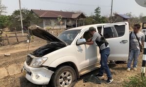 Giắt súng ngắn, lái ô tô chở 118.000 viên ma túy đâm thẳng vào trinh sát