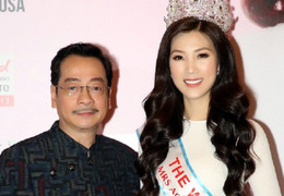 Hoa hậu Phí Thùy Linh gặp 'Người phán xử' tại Singapore