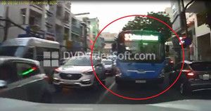 Sẽ xử nghiêm tài xế xe buýt lấn làn, suýt đâm ô tô ở TP.HCM