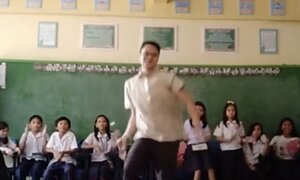 Video: Thầy giáo tiểu học nhảy K-pop giữa lớp gây bão mạng