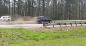 Video: Ô tô lao vào dải phân cách đúng lúc đoàn xe Tổng thống Trump đi tới