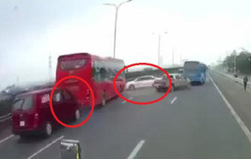 Clip: Xe khách, ô tô đâm nhau liên hoàn trên cao tốc Pháp Vân - Cầu Giẽ