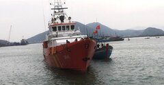 Đưa thuyền viên người Philippines bị điện giật trên biển Khánh Hòa vào đất liền