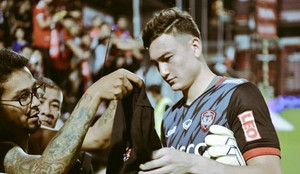 Đặng Văn Lâm nén đau cứu thua giúp Muangthong United thắng trận đầu tiên