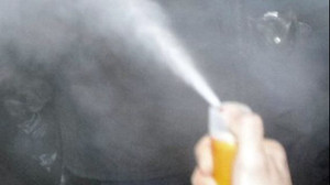 Dừng xe nghe điện thoại, nam thanh niên bị cướp áp sát xịt hơi cay, cướp túi xách