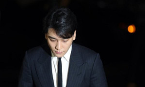 Seungri (Big Bang) trở thành nghi phạm, bị cảnh sát xin lệnh bắt giữ và khám xét