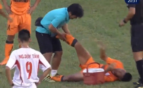 Cầu thủ U19 xoạc trượt, tự gây chấn thương kinh hoàng cho chính mình