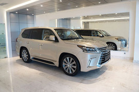 Trước khi đổi sang xe VinFast, tỷ phú Phạm Nhật Vượng đi ô tô gì?