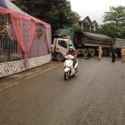 Rạp đám cưới dựng ngoài quốc lộ suýt bị xe đầu kéo tông trúng, khách bỏ chạy tán loạn