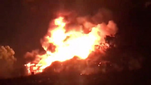 Clip: Biển lửa bao trùm nhà xưởng cạnh bãi xe ở TP.HCM