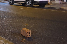 Bị nhắc nhở, 2 thanh niên dùng gạch tấn công lực lượng 911