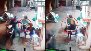 Clip: Bị cướp giật phăng điện thoại, cô gái bất lực chẳng buồn đuổi theo