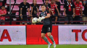 Giữ sạch lưới cho Muangthong, Đặng Văn Lâm được báo Thái Lan vinh danh