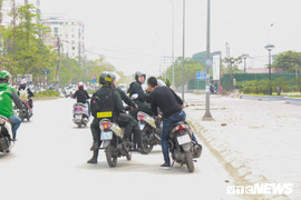 Người vi phạm ngơ ngác khi bị cảnh sát cơ động Hà Nội xử phạt vào ban ngày