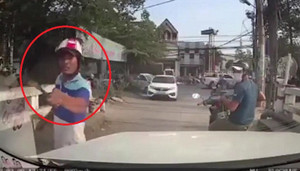 Clip: Bị bấm còi, người đi xe máy dùng gậy đập kính ô tô