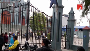 Nữ tài xế lùi xe bán tải khiến bé 22 tháng tuổi chết thương tâm