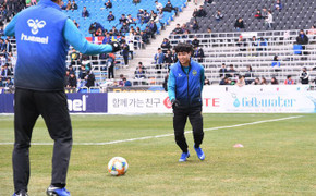 Công Phượng tỏa sáng trên sân tập, ghi 2 bàn vào lưới đội sinh viên