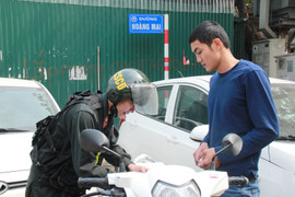 Clip: CSCĐ Hà Nội ra quân xử phạt người vi phạm giao thông vào ban ngày