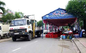 Dựng rạp đám cưới giữa đường: Những kẻ ngu dốt đang tổ chức tự sát tập thể