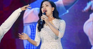 Sao mai Huyền Trang gây xúc động khi hát về mẹ