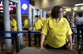 Lương 'chết đói', giáo viên ở Mỹ phải bán máu để sống