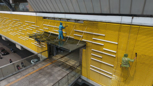 Video: Công nhân đu dây, gấp rút vệ sinh ga tàu đường sắt Cát Linh - Hà Đông trước ngày lăn bánh