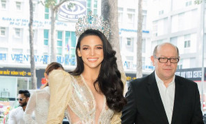 Hoa hậu Siêu quốc gia 2018 diện váy xẻ cao, rạng rỡ khi ghé thăm Việt Nam