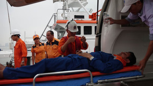 Cứu kịp thời ngư dân Quảng Ngãi nguy kịch ở Hoàng Sa