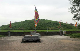 Có gì trong những ngôi mộ đắp to như núi ở Thái Bình?