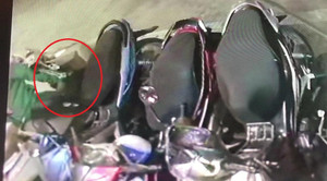 Clip: Người mặc đồng phục Grab trộm mũ bảo hiểm gần 1 triệu đồng