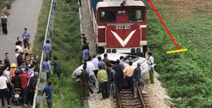 Clip: Hiện trường tàu hỏa tông bay ô tô khiến 2 người chết, 3 người bị thương ở Hải Dương