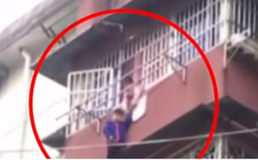 Clip: Bé gái giữ tay em trai lơ lửng ngoài ban công suốt 20 phút đợi cứu hộ