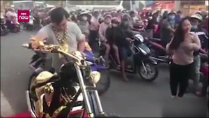 Clip: Đại gia Phúc XO đại náo đường phố với siêu mô tô mạ vàng