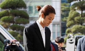 Ca sĩ phát tán clip nóng cùng Seungri bị bủa vây khi đến trình diện cảnh sát