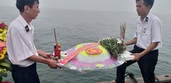 Cựu binh Gạc Ma thả vòng hoa xuống biển tưởng nhớ đồng đội