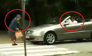 Clip: Tài xế xe sang bóp còi vô tội vạ, bị cụ bà thẳng tay 'dằn mặt'