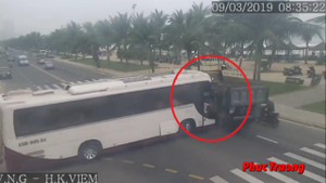 Clip: Xe khách quay đầu gây tai nạn liên hoàn ở Đà Nẵng