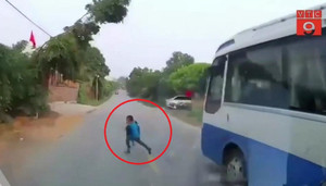 Clip: Chạy qua đường 'như cơn gió', bé trai thoát chết khó tin trước đầu xe tải