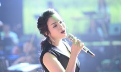 Tân Nhàn gây tò mò khi hát 'Cô đôi thượng ngàn' với dàn nhạc giao hưởng