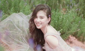 Hoa hậu 10X Trần Tiểu Vy khoe nhan sắc quyến rũ sau nửa năm đăng quang