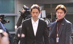 Sau phiên thẩm vấn đầu tiên, cảnh sát khám nhà và xin lệnh bắt giữ Jung Joon Young