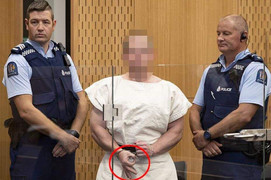 Rợn người với nụ cười và cử chỉ ngạo mạn của nghi phạm xả súng New Zealand trước tòa