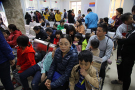 Video: Viện Ký sinh trùng chật kín phụ huynh đưa con đi khám sau vụ trẻ ăn 'thịt bẩn, gà thối'