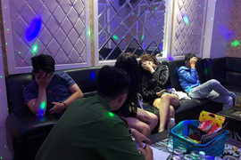 Hàng loạt đôi nam nữ dương tính ma túy tại phòng karaoke