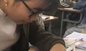 Video: Nữ sinh 'hô biến' điện thoại thành máy tính bỏ túi gây bão mạng