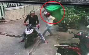 Clip: 2 thanh niên rình mò, cõng trộm... thùng rác của nhà dân